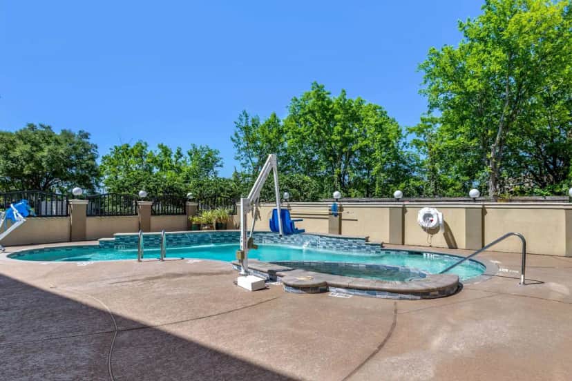 Shared outdoor hot tub at Comfort Suites - Near the Galleria