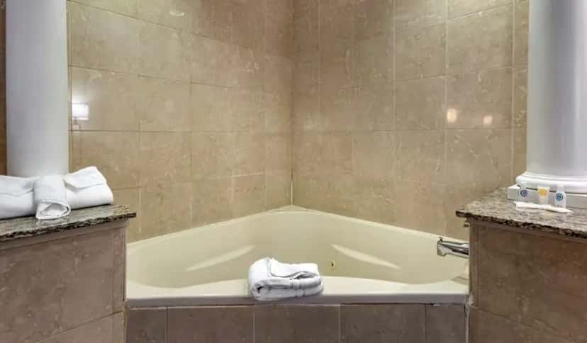 In-room hot tub at Comfort Suites Newark – Harrison in Newark, NJ