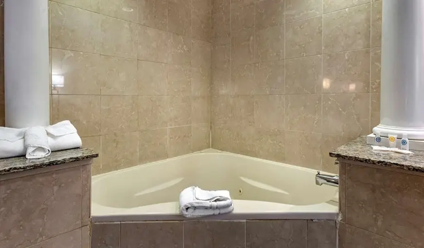 Hotels with jacuzzi in room in Newark