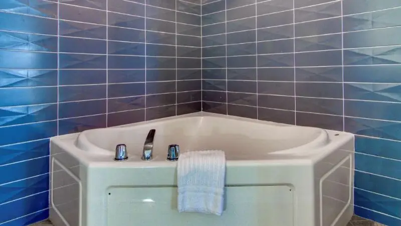 Hotels with jacuzzi in room in Newport News