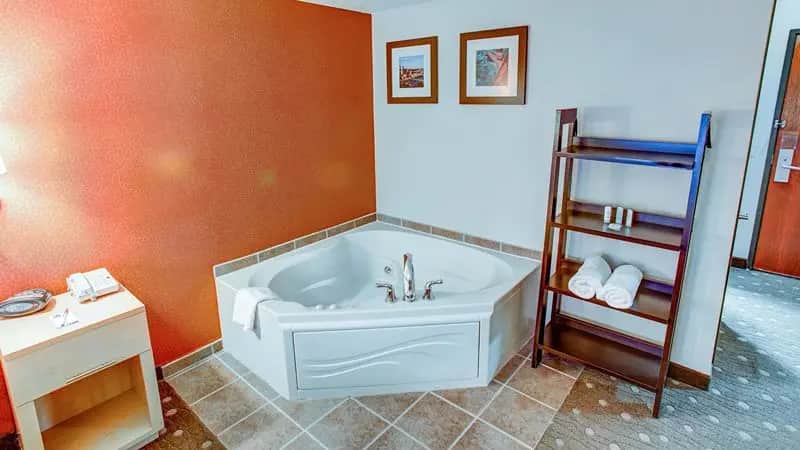 Comfort Suites Pittsburgh Airport — suite