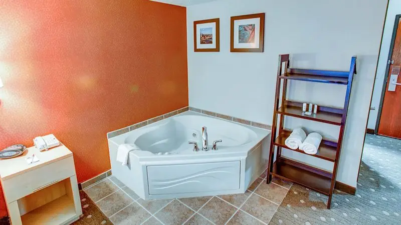 Hotels with jacuzzi in room in Coraopolis
