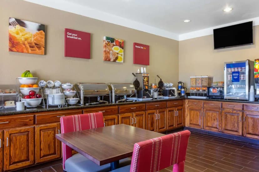 Hotels with jacuzzi in room in Plainview