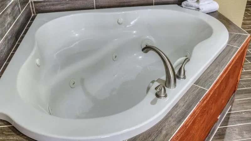 In-room hot tub at Comfort Suites Plymouth Near US-30 in Plymouth, IN