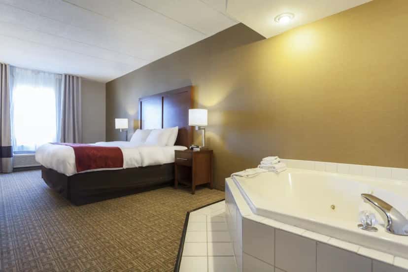In-room hot tub at Comfort Suites Richmond in Richmond, KY