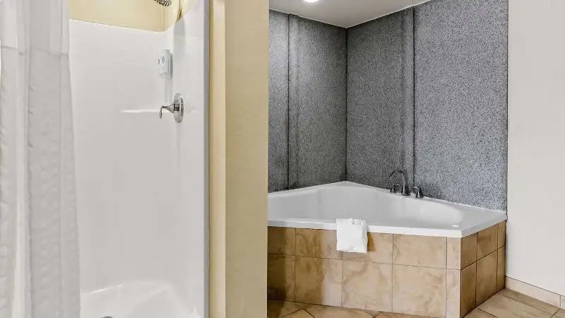 Hotels with jacuzzi in room in Salem
