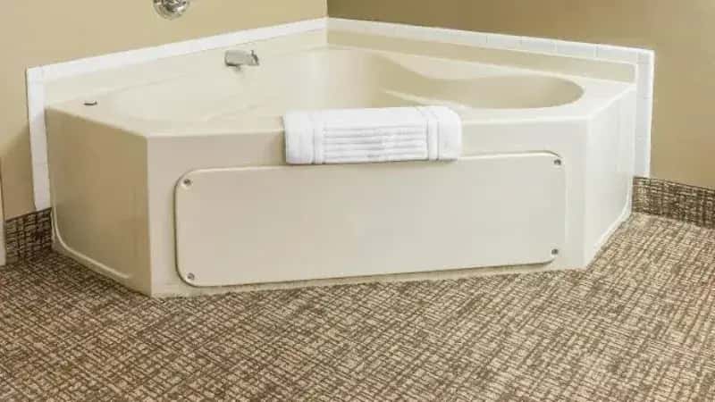 In-room hot tub at Comfort Suites Savannah North in Port Wentworth, GA