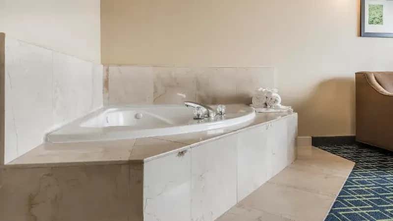 In-room hot tub at Comfort Suites Sawgrass in Tamarac, FL