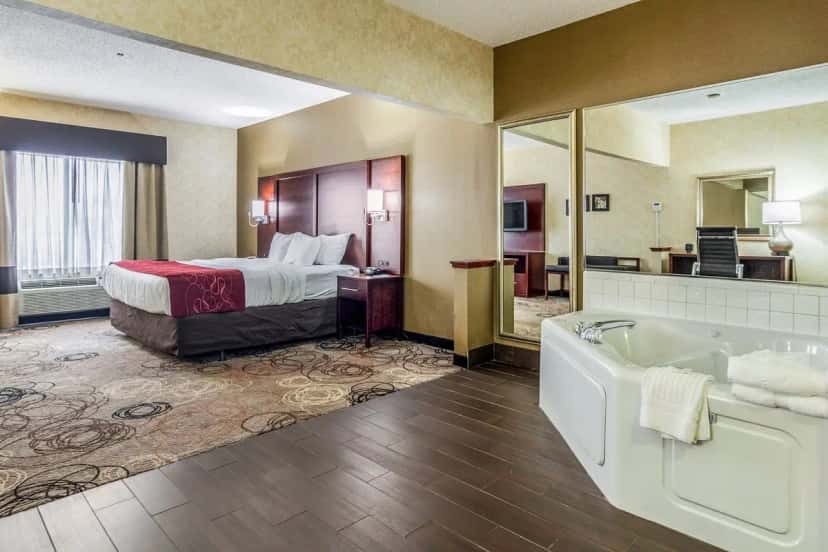 In-room hot tub at Comfort Suites Southfield in Southfield, MI