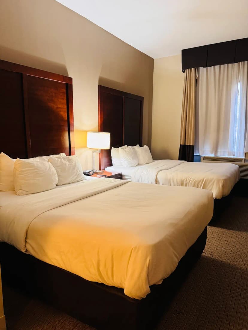 Hotels with jacuzzi in room in Stafford