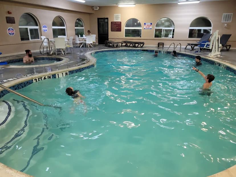 Hotels with jacuzzi in room in The Colony