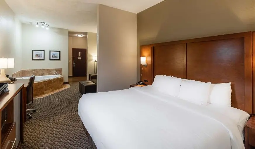 Hotels with jacuzzi in room in Troy