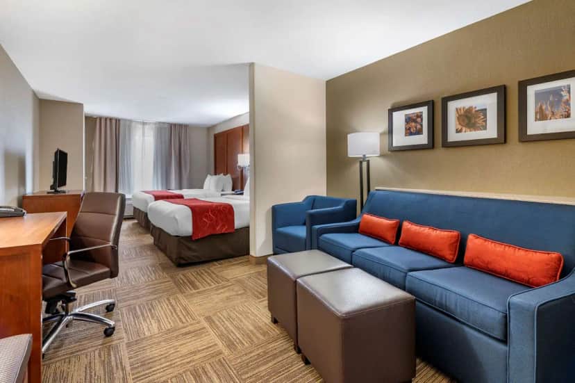 Comfort Suites Urbana Champaign, University Area — guest room