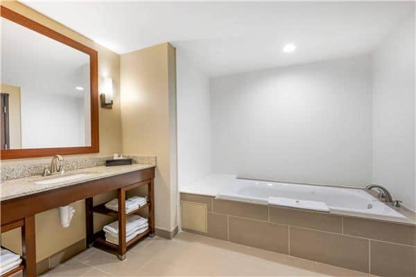 Deep soaking bathtub at Comfort Suites West Omaha