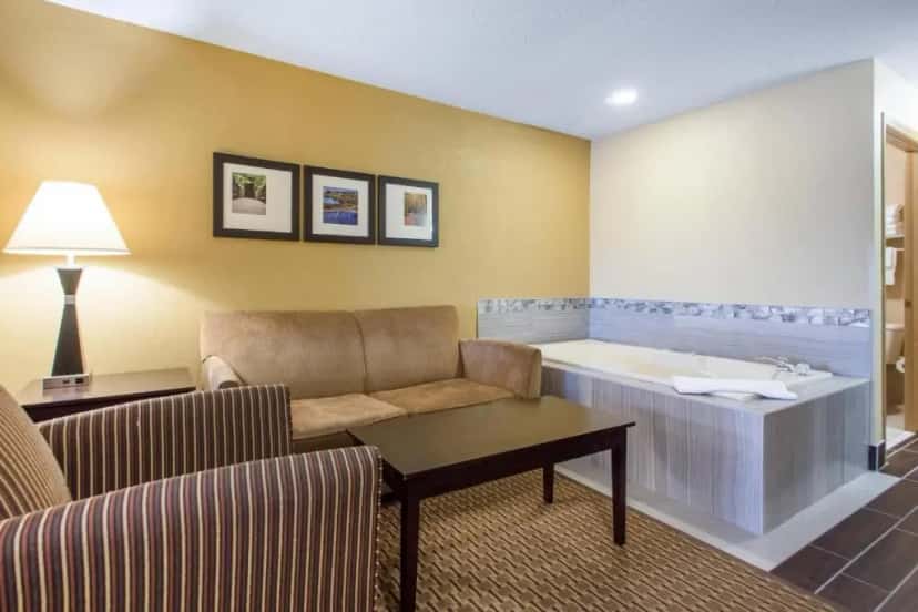 In-room hot tub at Comfort Suites Wisconsin Dells Area in Portage, WI