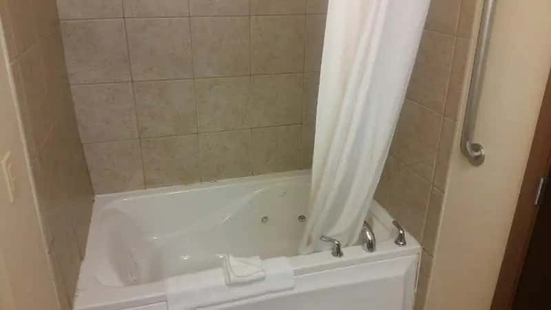 Comfort Suites Wixom — suite