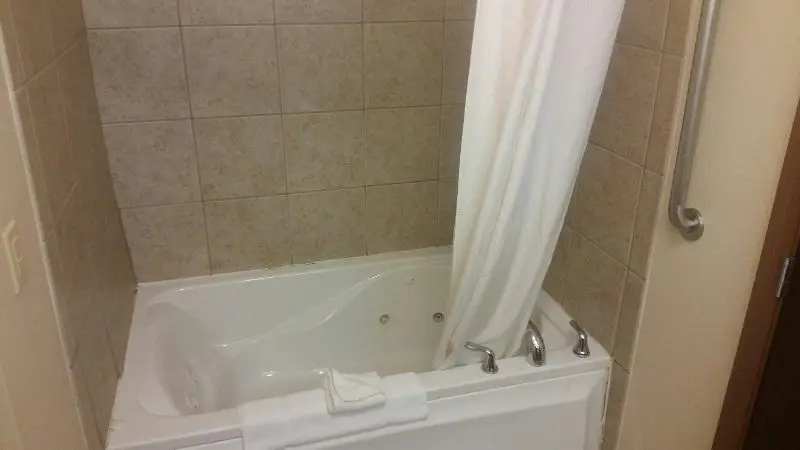 Comfort Suites Wixom — suite