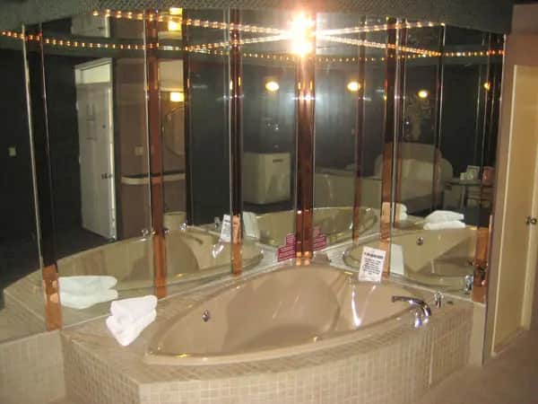 Commack Motor Inn hotel photo 1 in Commack, New York