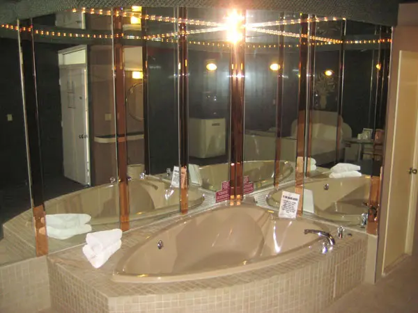 Hotels with jacuzzi in room in Commack
