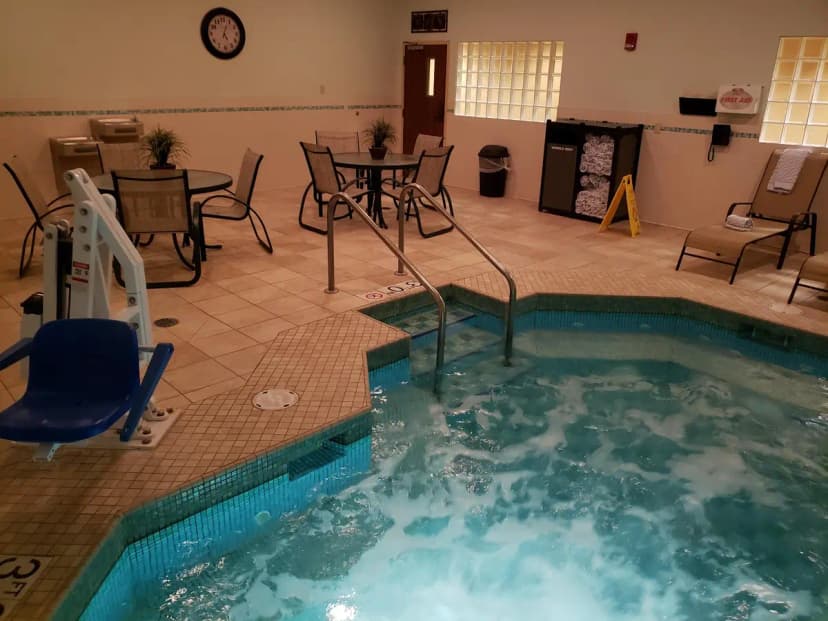 Hotels with jacuzzi in room in Appleton