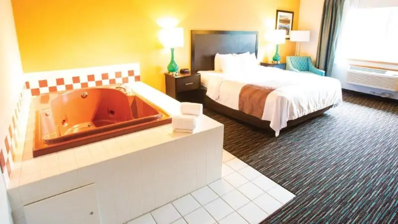Hotels with jacuzzi in room in Cottage Grove