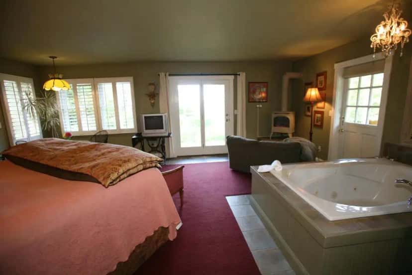 In-room hot tub at Country Cottage of Langley in Langley, WA