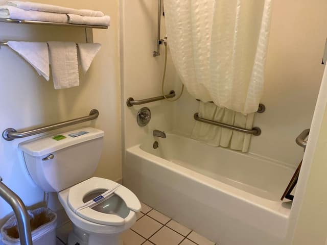 Deep soaking bathtub