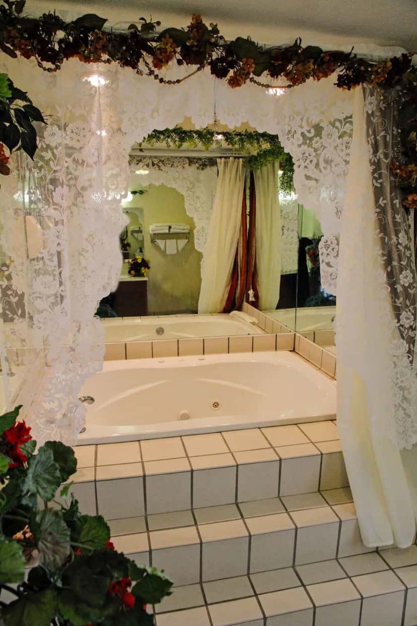 In-room jacuzzi tub at Country Hearth Inn & Suites Union City in Union City, TN