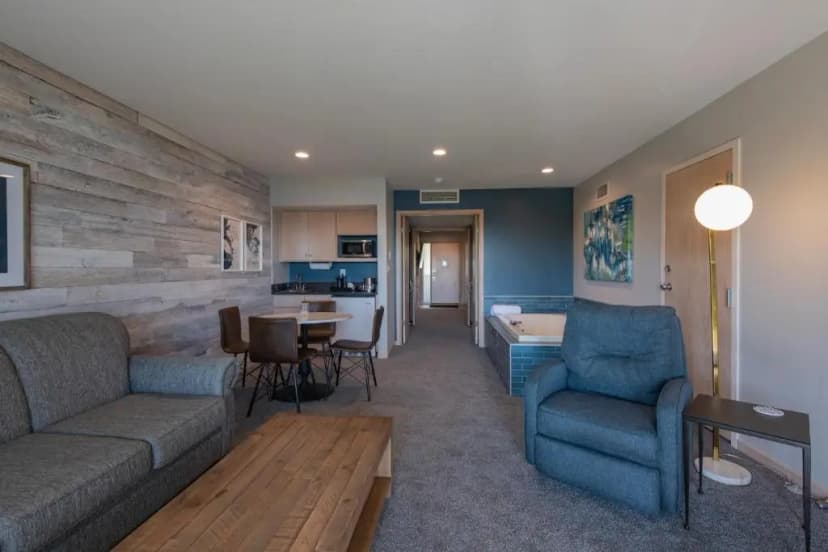 Hotels with jacuzzi in room in Sister Bay