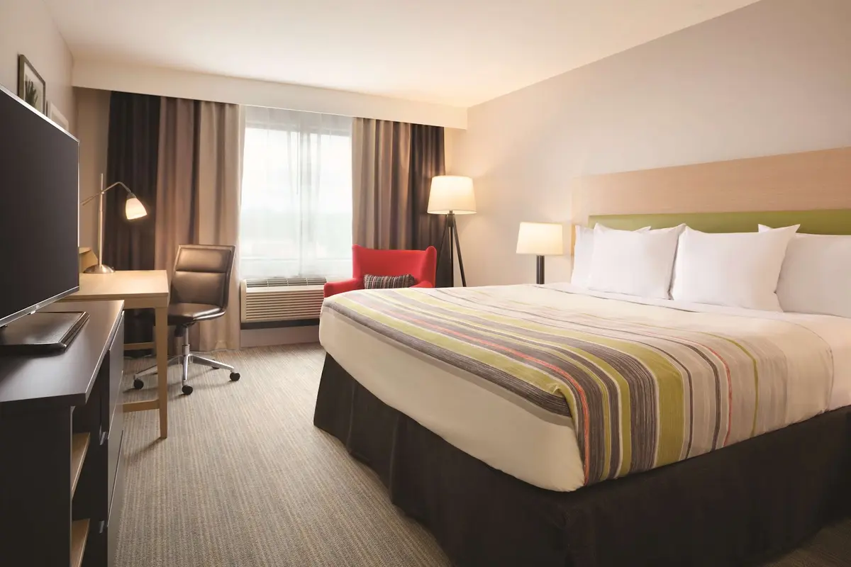 Country Inn & Suites by Radisson, Alpharetta, GA — guest room