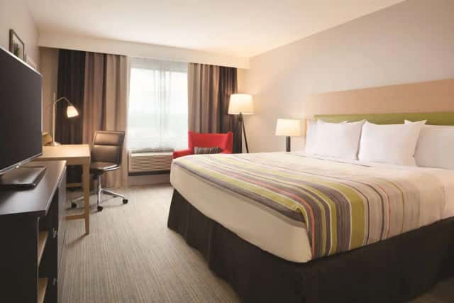 Country Inn & Suites by Radisson, Alpharetta, GA — guest room