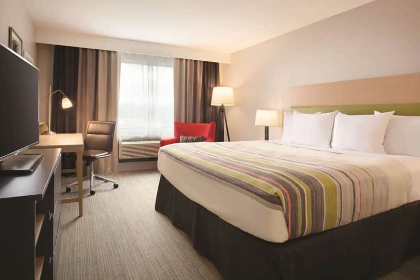 Country Inn & Suites by Radisson, Alpharetta, GA — guest room