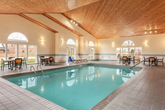 Country Inn & Suites by Radisson, Ames, IA — guest room