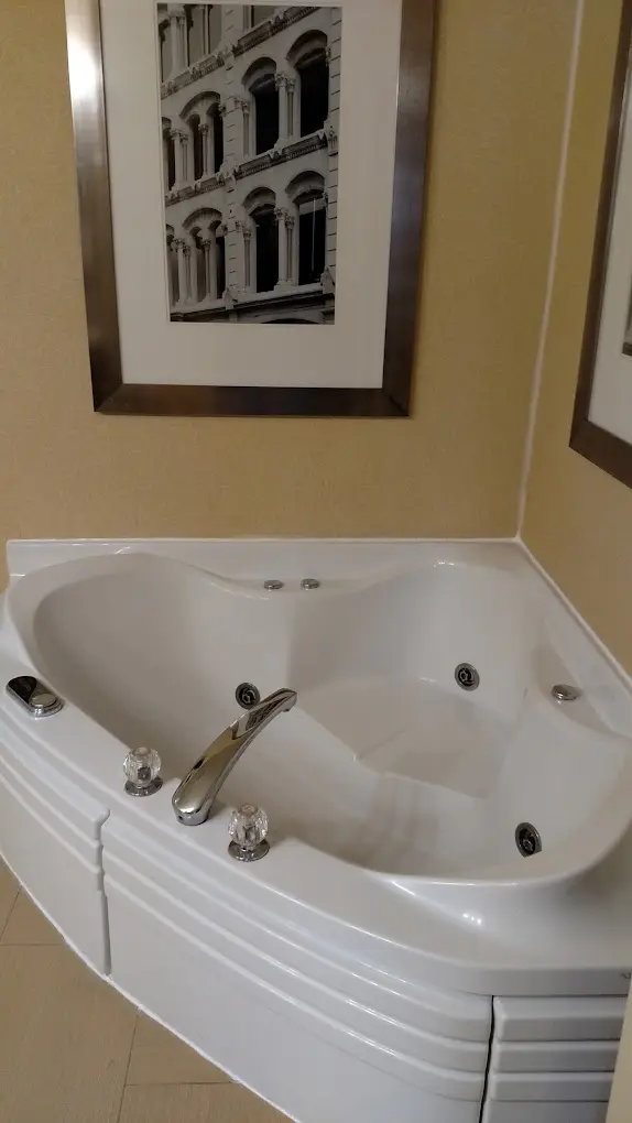 Hotels with jacuzzi in room in Anderson