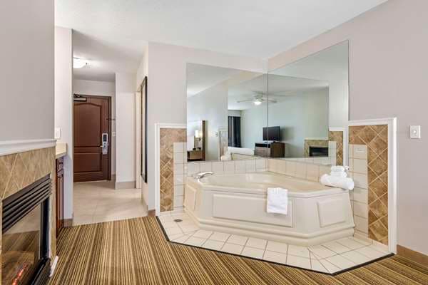 Jetted bathtub