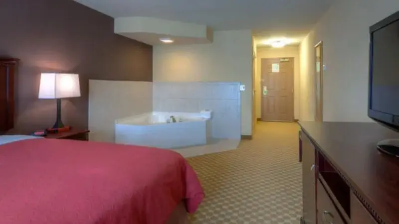 Country Inn & Suites by Radisson, Ashland – Hanover, VA — suite