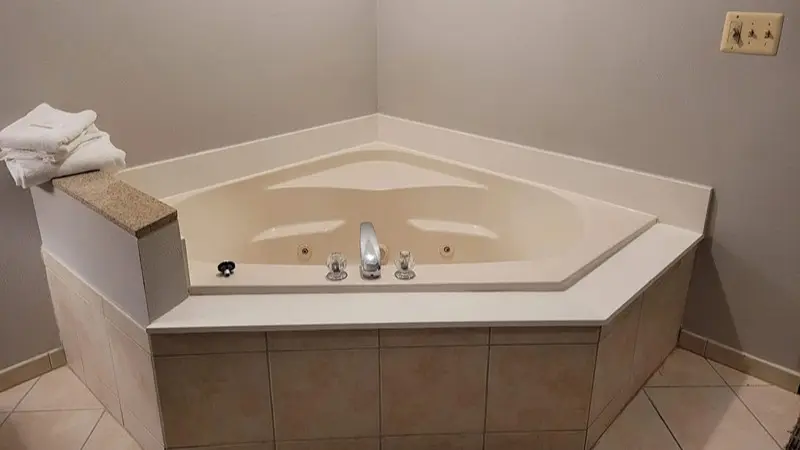 Hotels with jacuzzi in room in Linthicum Heights