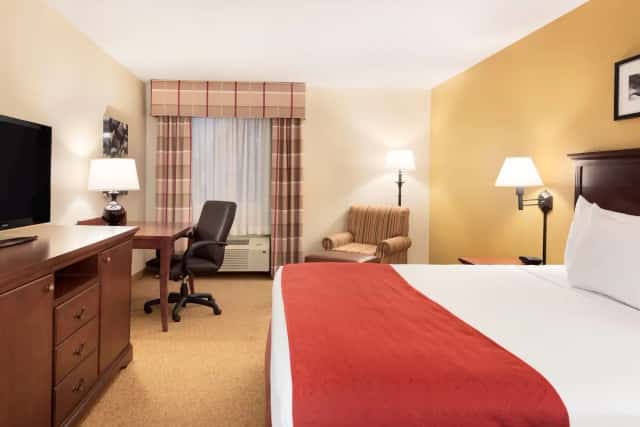Country Inn & Suites by Radisson, Cedar Rapids Airport, IA — guest room
