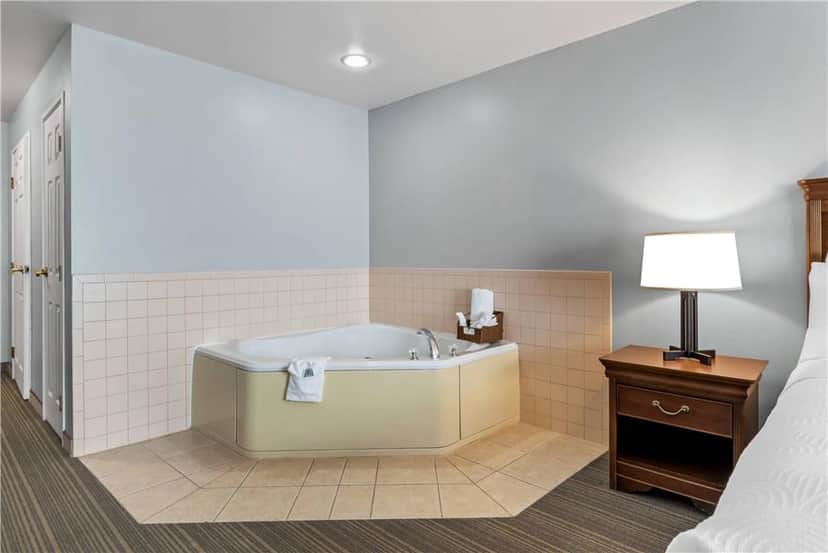 Private in-room jacuzzi at Country Inn & Suites by Radisson, Chambersburg, PA