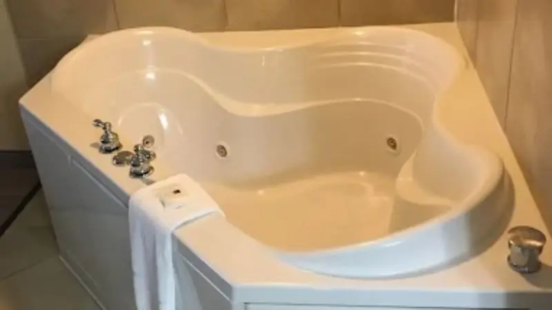 In-room hot tub at Country Inn & Suites by Radisson, Chester, VA in Chester, VA