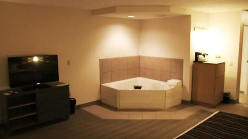 Hotels with jacuzzi in room in Chippewa Falls