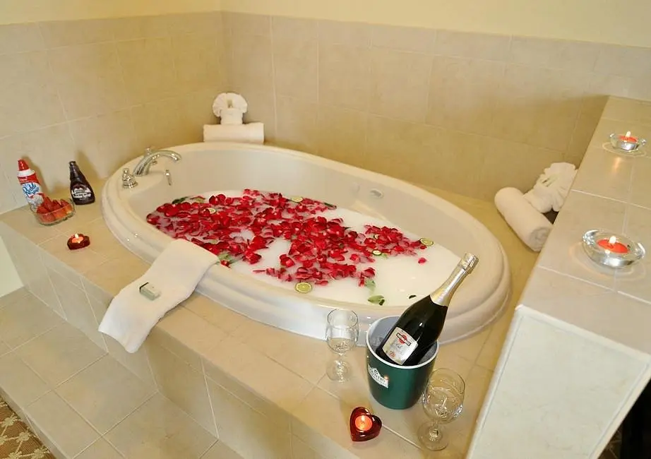 Hotels with jacuzzi in room in Conway