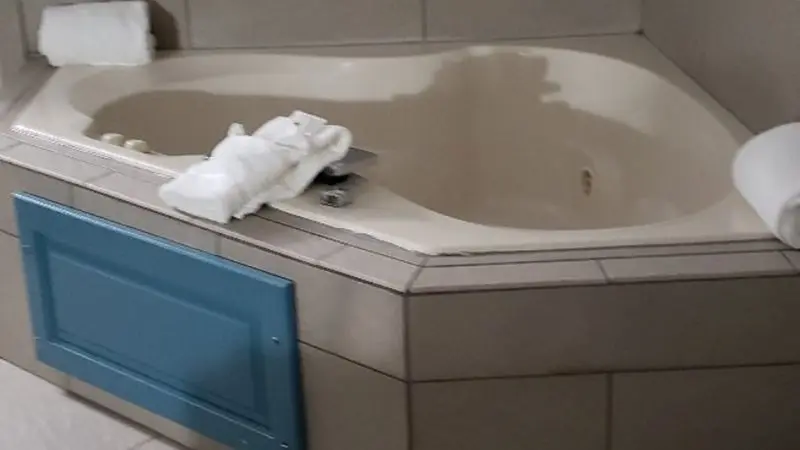 Hotels with jacuzzi in room in Coralville