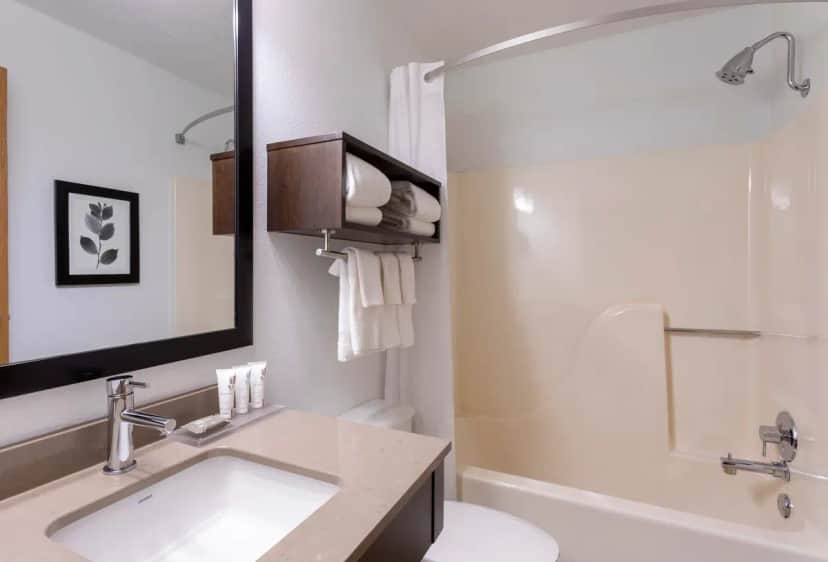 Country Inn & Suites by Radisson, Fargo, ND — bathroom