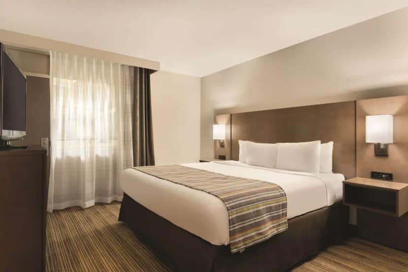 Country Inn & Suites by Radisson, Fergus Falls, MN — guest room
