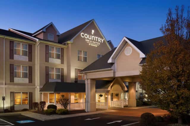 Country Inn & Suites by Radisson, Frackville (Pottsville), PA — guest room