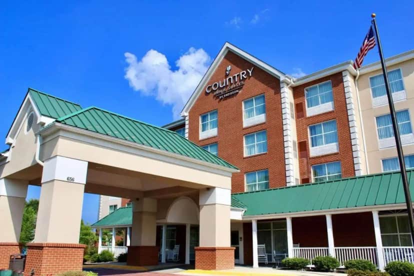 a front view of a hotel at Country Inn & Suites by Radisson, Fredericksburg, VA in Fredericksburg