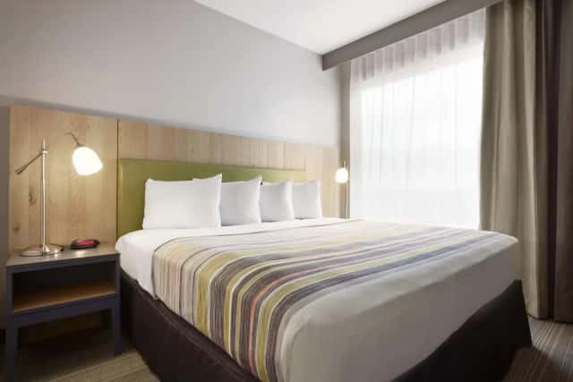 Country Inn & Suites by Radisson, Germantown, WI — guest room