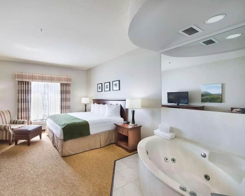 Country Inn & Suites by Radisson, Greeley, CO — suite