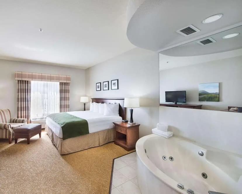 Hotels with jacuzzi in room in Greeley